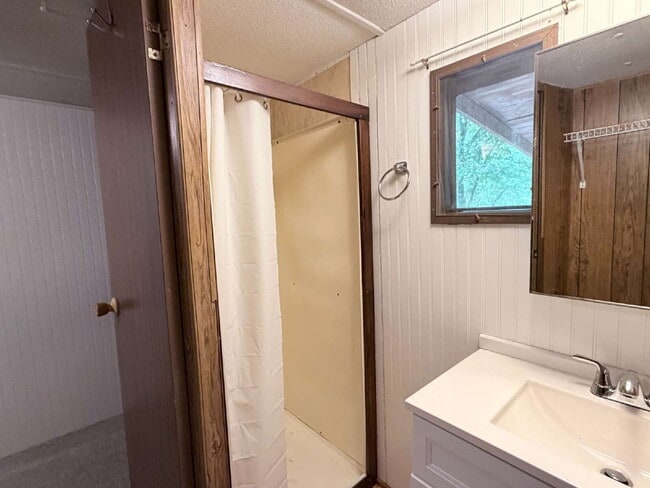 Building Photo - Affordable 3BR Home in Peaceful Hicks Lake Community