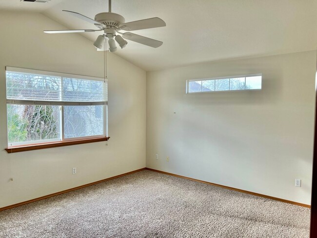 Building Photo - Excellent Location in Fishers Landing near...