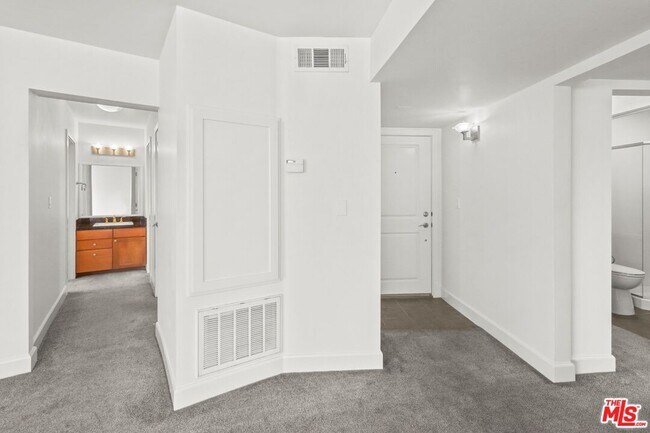 Building Photo - 10982 Roebling Ave