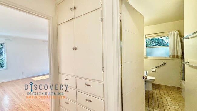 Building Photo - Mid-Century Montclair 3+ Bedroom with Filtered San Francisco Bay Views!