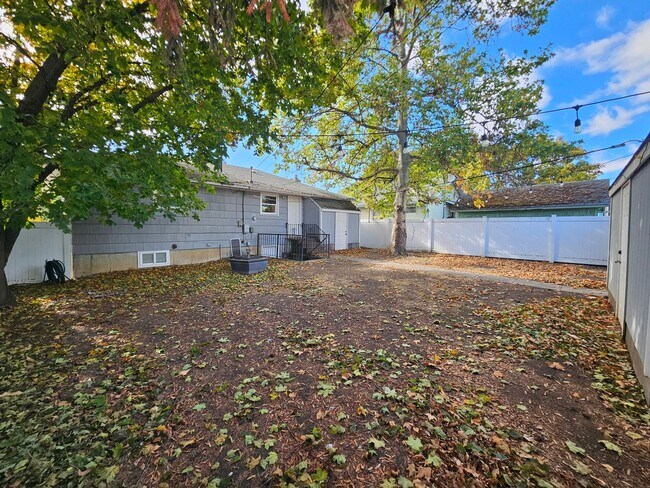 Building Photo - Beautiful Home + Mother-in-Law Suite