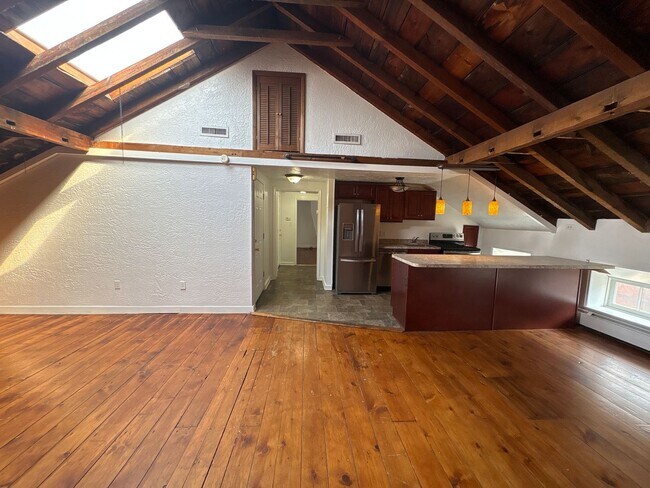 Building Photo - 1-2 Bedroom 3rd Floor Apartment Across from Central Market in Downtown York