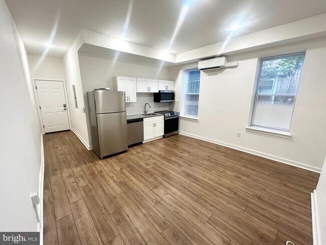 Building Photo - 405 S 42nd St