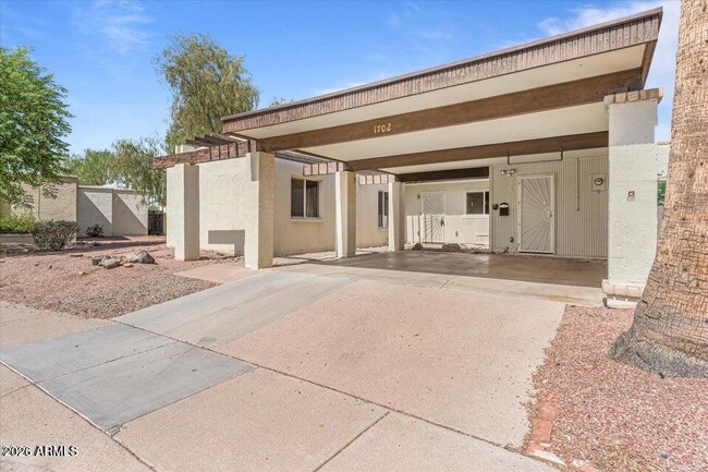 Building Photo - 1702 E Gaylon Dr