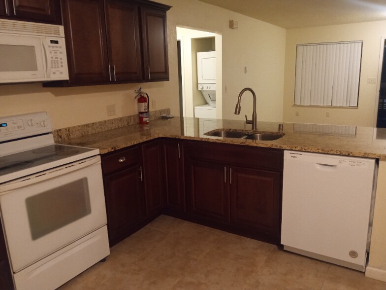 Building Photo - 925 Hathaway Dr