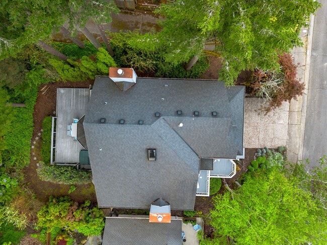 Building Photo - Private Retreat Backing to Trails in the Heart of Lake Oswego