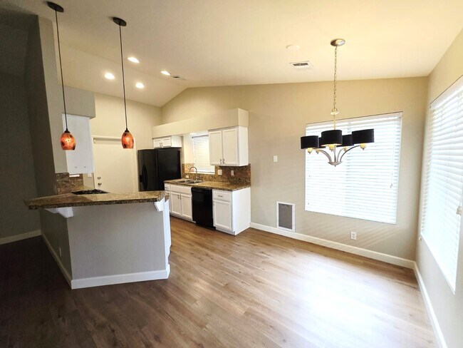 Building Photo - 925 Chaps Cir