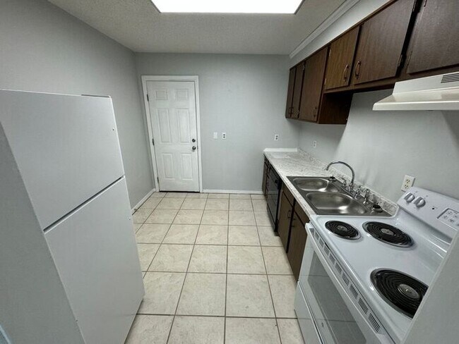 Building Photo - Pensacola - 2 Bedroom, 1 Bathroom - lawn care included