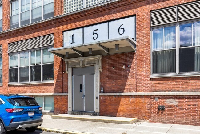 Building Photo - 156 Porter St