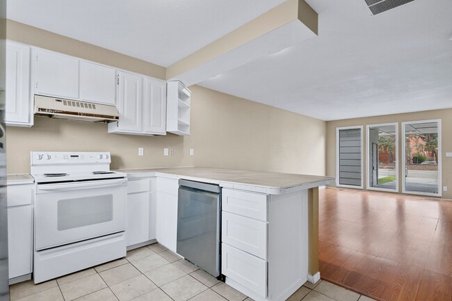 Building Photo - 2bed, 1.5 bath Duplex with Covered Carport & Fenced Yard!