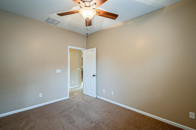 Building Photo - 15370 W Bloomfield Rd