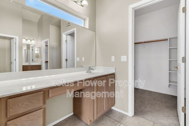 Building Photo - 2524 N Sunrise