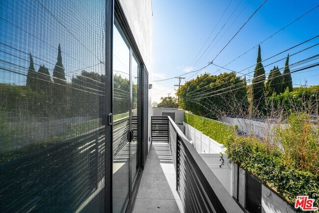 Building Photo - 1613 S Wooster St