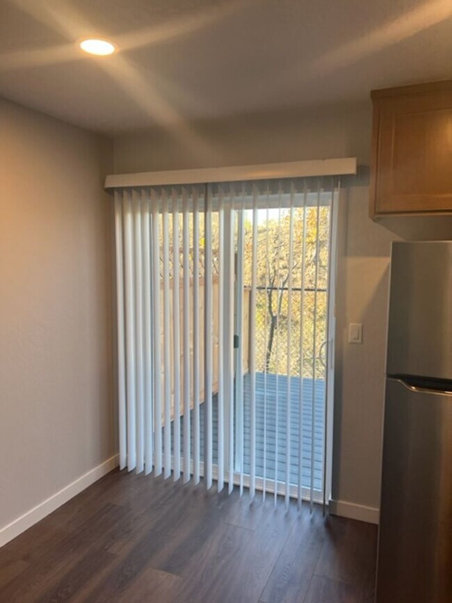 Building Photo - 2 BEDROOM/ 2 LEVELS TOWNHOME (Down the hill in front of Taco Bell in Phoenix Oregon)