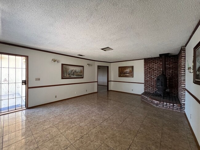Building Photo - 3 Bedroom 2 Bathroom House with RV Parking...