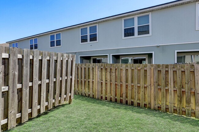 Building Photo - 2 bedroom/ 2.5 bathroom townhome in St Augustine!
