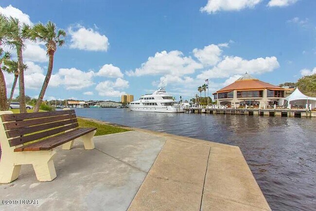 Building Photo - 719 S Beach St