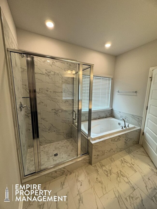 Building Photo - Move In Special: 1/2 Off 1st Month's Rent!!