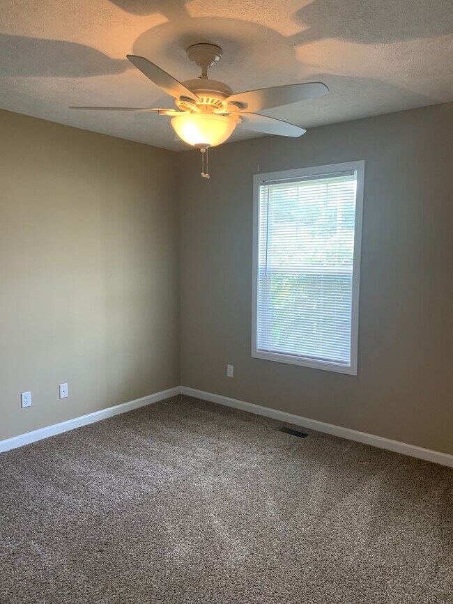 Building Photo - 3 Bedroom in GREAT LOCATION in the Center ...