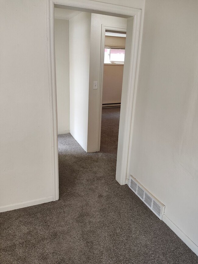 Building Photo - 4BR/2BA House only $1995/month!!!