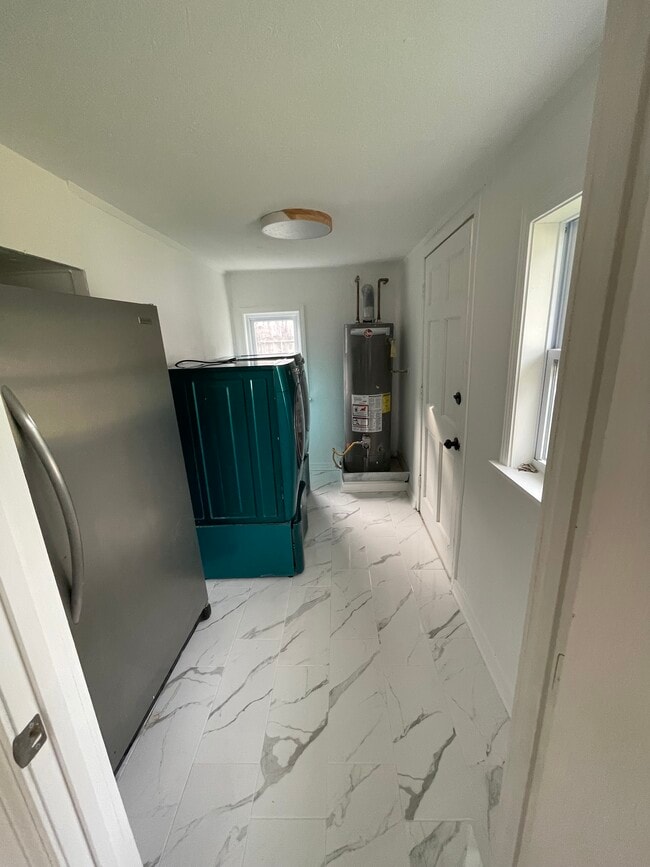 Building Photo - 9305 River Ln