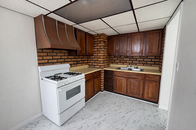 Building Photo - Updated 3BR Home with Garage and Fenced Yard