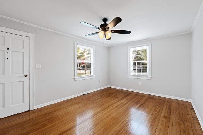 Building Photo - 2 Bedroom 1 Bath Within Walking Distance t...