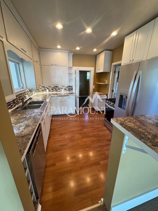Building Photo - Stunning 3-bedroom, 1-bath home with a water view and fantastic amenities!