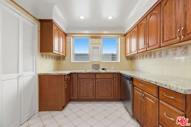 Building Photo - 307 S Doheny Dr