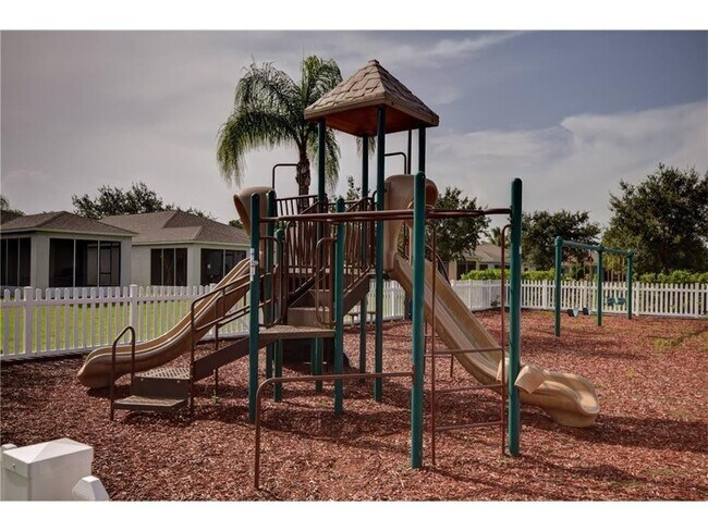 Building Photo - 993 E 13th Sq