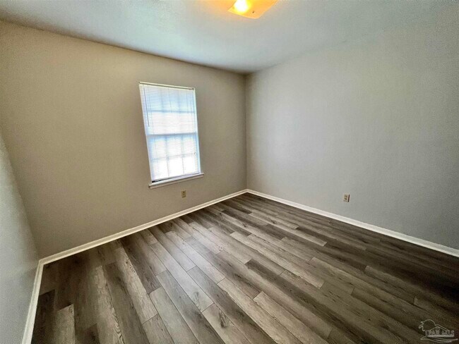 Building Photo - 2114 Hollyhill Rd