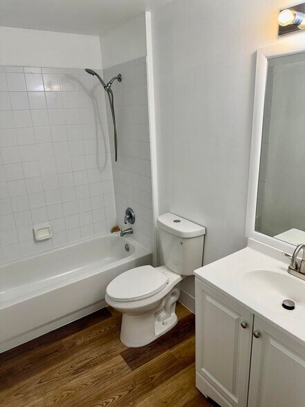 Building Photo - 2080 Greenview Shores Blvd