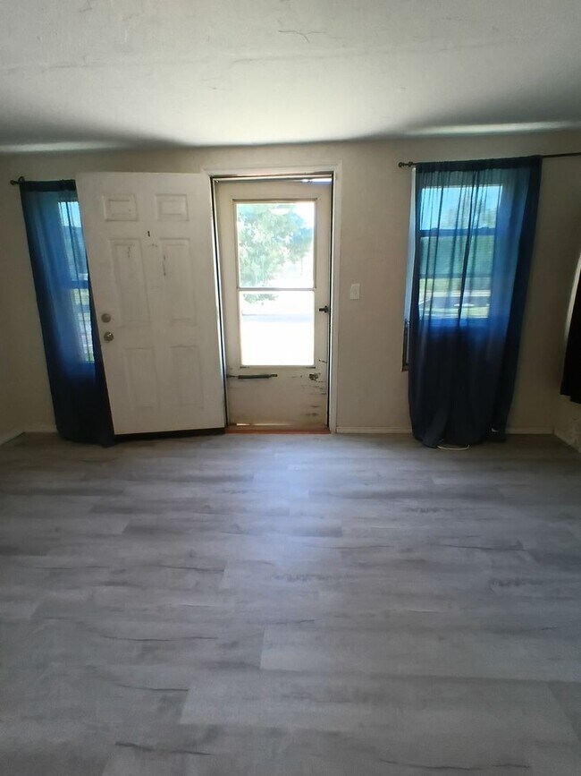 Building Photo - HOLIDAY SPECIAL-One Month FREE with 12 Mon...