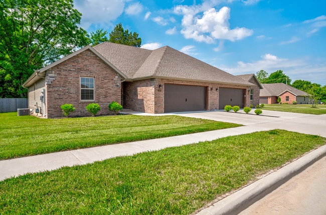 Building Photo - 3 BED, 2 BATH, 2 CAR GARAGE DUPLEX - Avail...