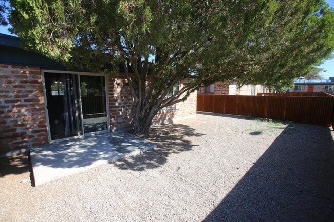Building Photo - "Cozy Studio Gem in Tucson's Heart!"