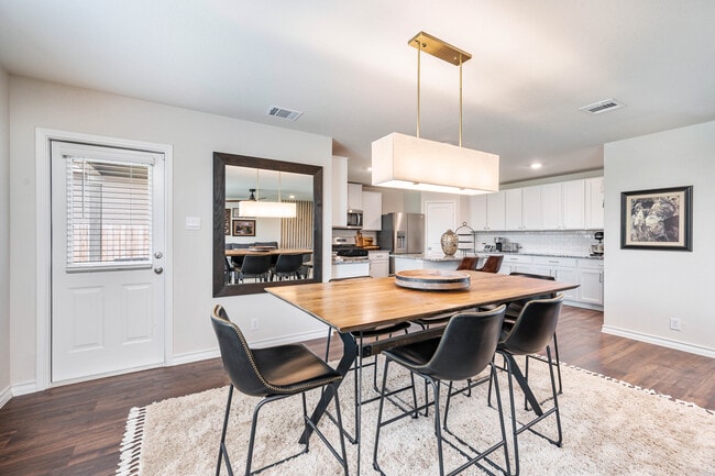 Building Photo - 22607 Green Jacket