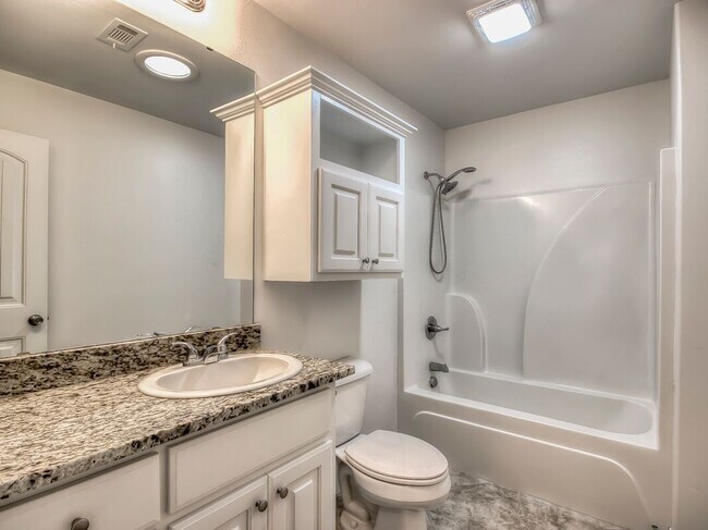 Building Photo - Beautiful home in Southern Oaks***HAUGHTON***