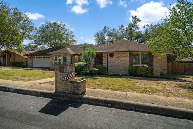 Building Photo - 2318 Park Cir