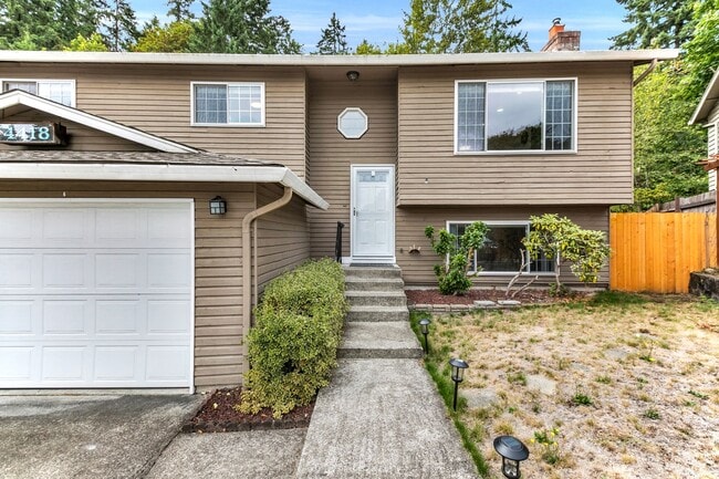 Building Photo - Three bedroom plus bonus room, and 2.5 bat...