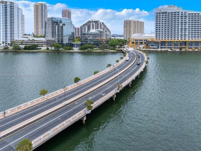 Building Photo - 999 Brickell Bay Dr