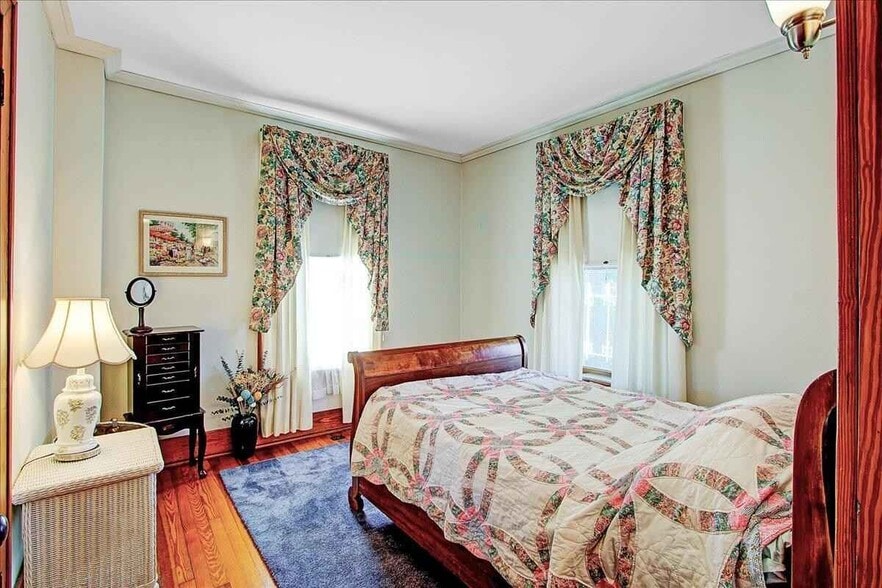 Bedroom - 137 E Court St