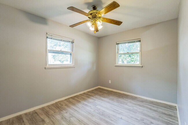 Building Photo - LIMITED TIME**NO APPLICATION FEE**1/2 OFF DEPOSIT**