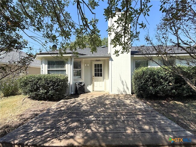 Building Photo - 1813 Cedar Ln