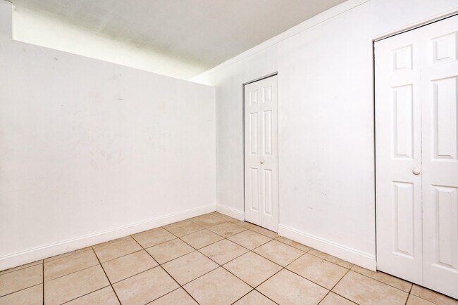 Building Photo - 4051 N Dixie Hwy