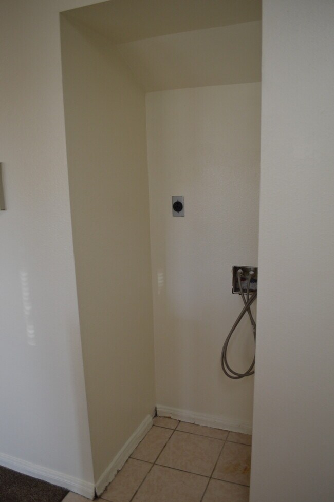 Building Photo - 621 D St