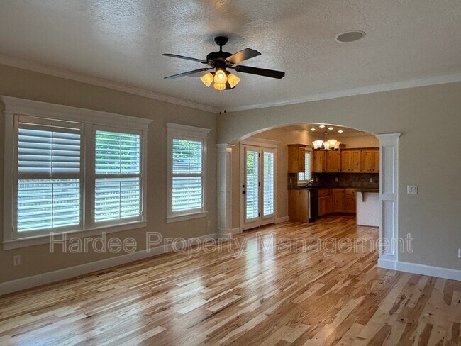 Building Photo - 573 E Halpin Dr