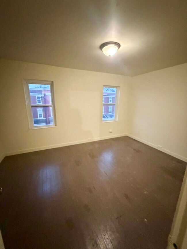 Building Photo - 631 E Madison St