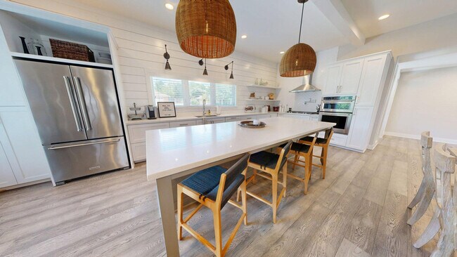 Building Photo - 805 Dexter Dr S