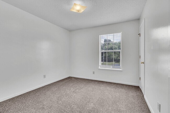 Building Photo - 289 Stateline Road - Oak Grove