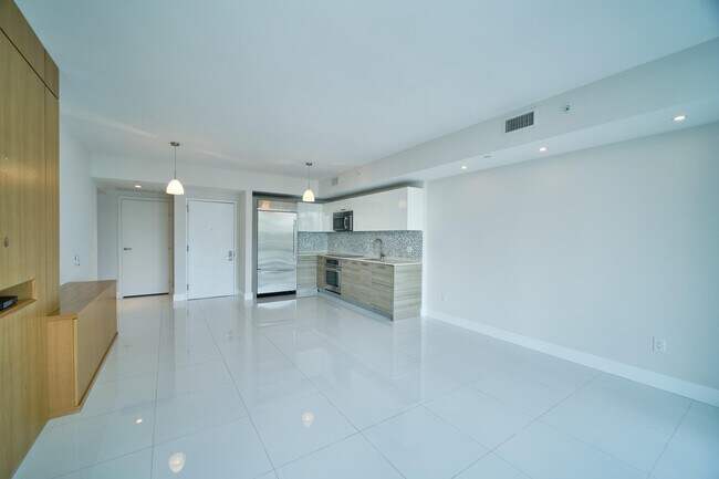 Building Photo - 1300 Brickell Bay Dr